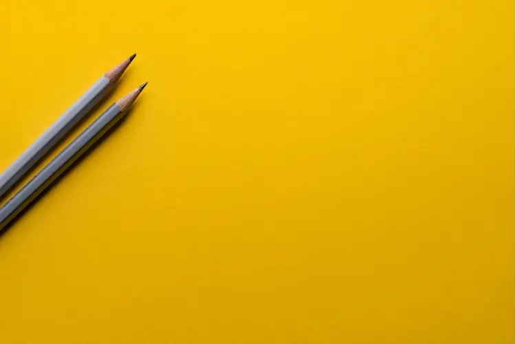 fondo amarillo con dos lapizes